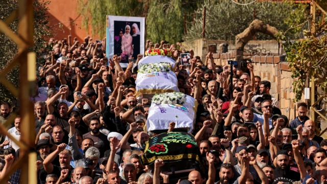 Üç çocuk ve büyükanneleri için Lübnan'da düzenlenen cenaze töreni.