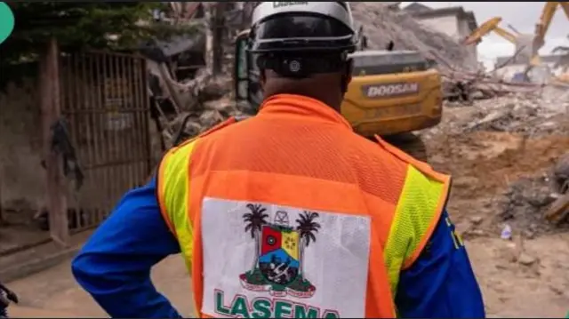 Òṣìṣẹ́ LASEMA tó ń wo bí iṣẹ́ ṣe ń lọ
