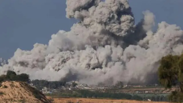 غزہ اور اسرائیل کے بیچ سرحدی علاقے میں دھواں اُٹھ رہا ہے