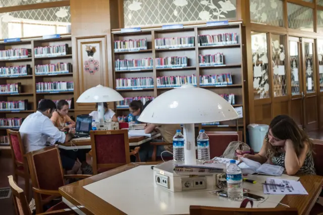 Ailesi veya kendisi Gazze'de ikamet eden ve Türkiye’de üniversiteye giden öğrencilerin öğrenim ücreti devlet tarafından karşılanacak