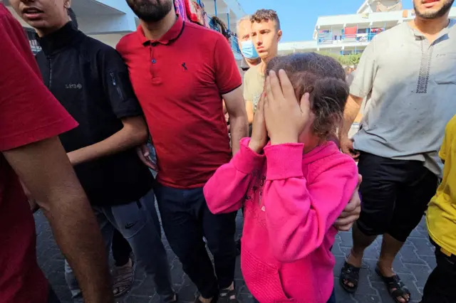 طفلة فلسطينية تبكي بعد قصف إسرائيلي على مخيم جباليا في غزة