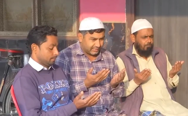 अमरोहा के गांव सहसपुर अलीनगर में पैदा हुए और उबड़-खाबड़ मैदानों में टेनिस बॉल से क्रिकेट खेलकर बड़े हुए मोहम्मद शमी ने आईसीसी वर्ल्ड कप 2023 में तहलका मचा दिया है.
