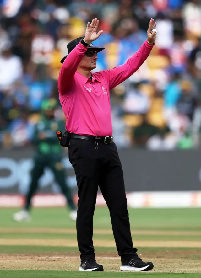 అంపైర్‌గా రిచర్డ్ కెటిల్‌బరో