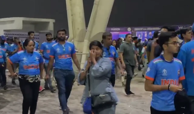 भारत के खेल से निराश फैन्स, स्टेडियम छोड़ बाहर निकले