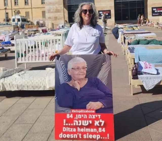 Нета Хайман Мина с портретом ее матери