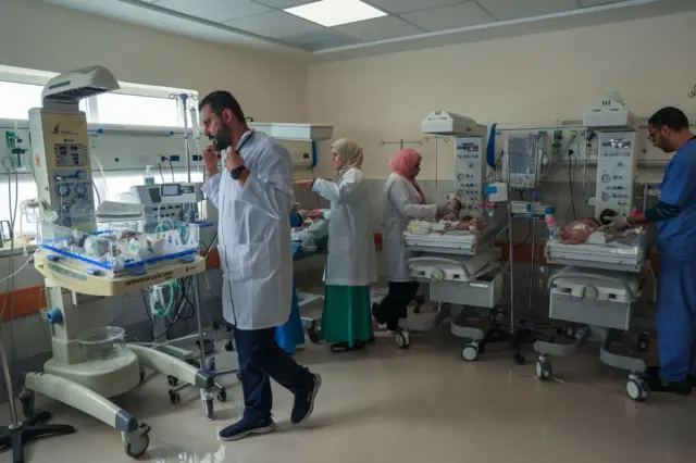 Палестинские медики ухаживают за недоношенными младенцами