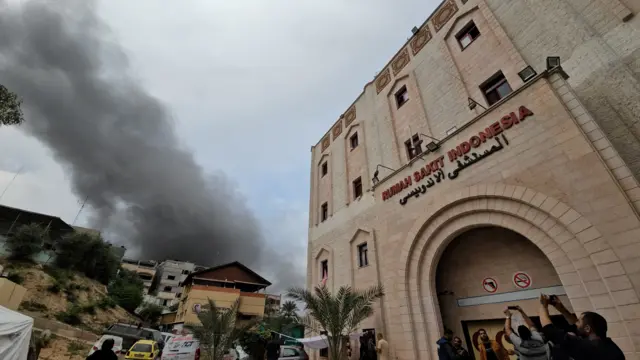 صورة أرشيفية لمحيط المستشفى الإندونيسي بعد تعرضه لغارة
