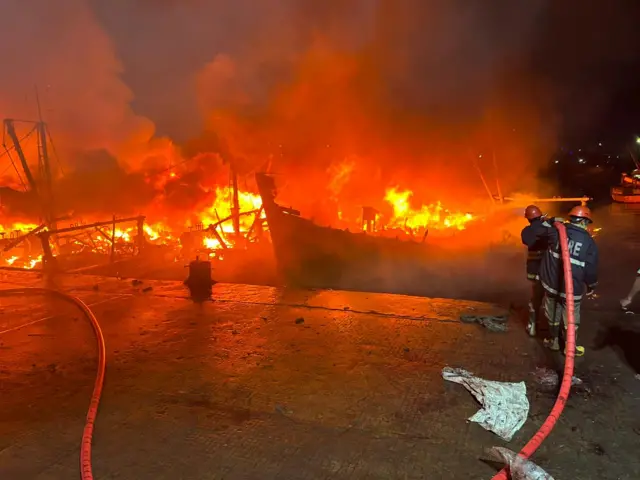 మంటలు ఆర్పుతున్న ఫైర్ సిబ్బంది