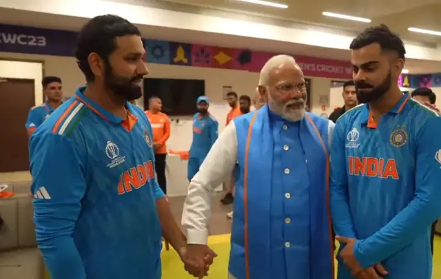 रोहित शर्मा और विराट कोहली के साथ प्रधानमंत्री नरेंद्र मोदी