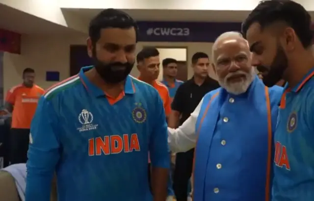 रोहित शर्मा और विराट कोहली के साथ पीएम नरेंद्र मोदी
