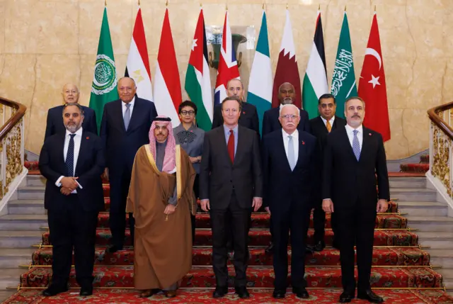 وزير الخارجية البريطاني ديفيد كاميرون مع وفد وزراء الخارجية