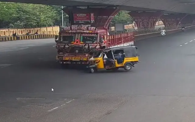 లారీని ఢీకొట్టిన స్కూల్ ఆటో