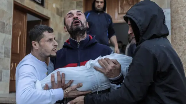 Жители Хан-Юниса оплакивают своих родственников, погибших в результате боевых действий, 22 ноября 2023г.