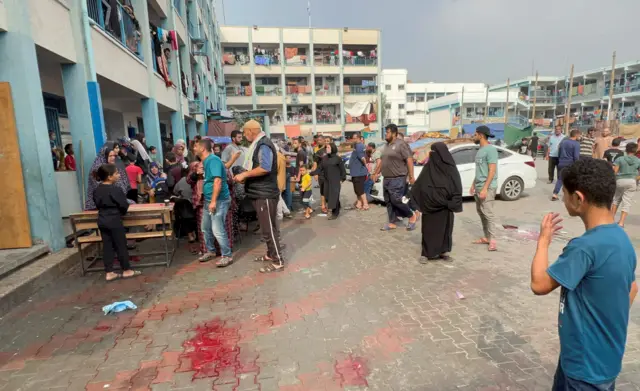 الأضرار التي لحقت بمدرسة تديرها الأمم المتحدة لإيواء النازحين في جباليا بشمال قطاع غزة، في 2 نوفمبر/تشرين الثاني