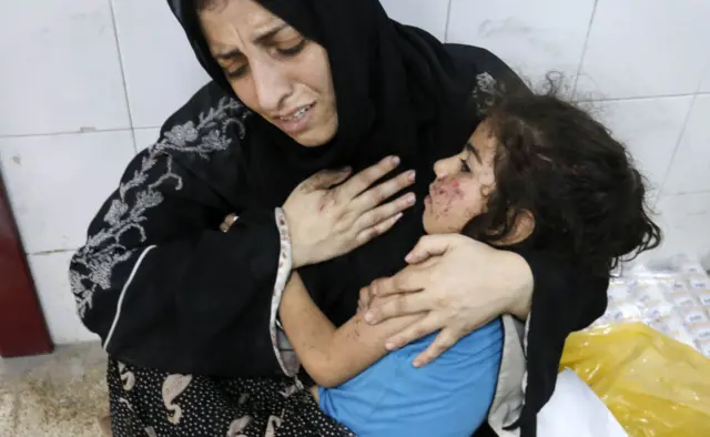 طفلة جريحة مع أمها الجريحة
