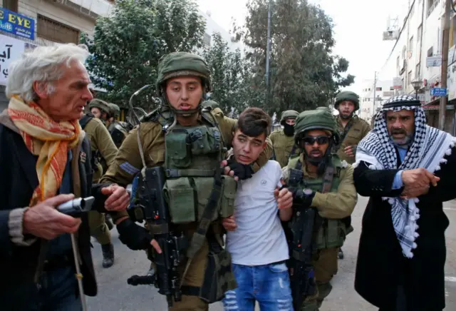 طفل فلسطيني تعتقله القوات الإٍرائيلية المدججة