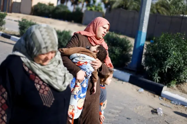 فلسطينيات هاربات من شمال غزة