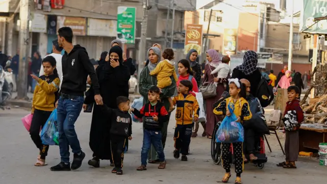 فلسطينيو غزة عقب هدنة مؤقتة بين حماس وإسرائيل، خان يونس جنوب قطاع غزة