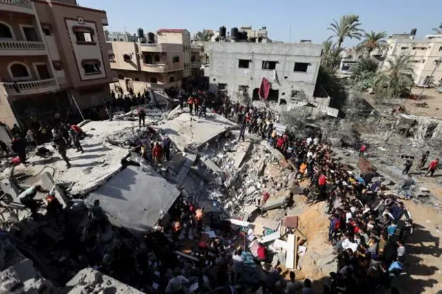 فلسطینیان در رفح پس از حمله اسرائيل به دنبال نجات یافتگان احتمالی در میان آوار میگردند