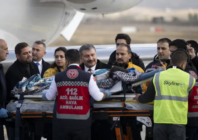 فخر الدين قوجة وزير الصحة التركي يستقبل 3 أطفال فلسطينيين في المطار في أنقرة، الخميس