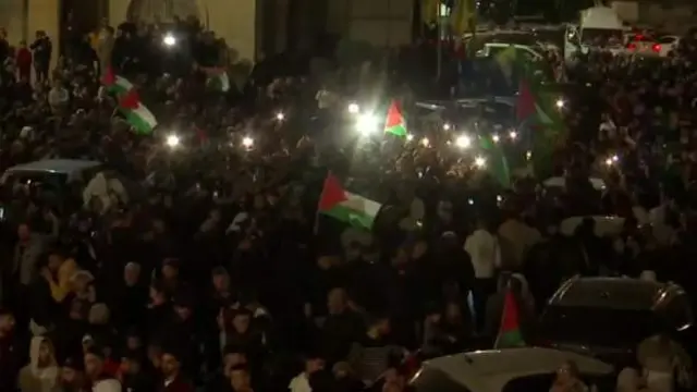 در رام الله جمعیتی زیادی حاضر شده‌اند که پرچم‌های فلسطین را به اهتزاز در آورده‌اند