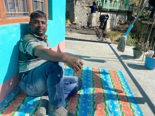 देवेंद्र किस्कू (तस्वीर में) के छोटे भाई वीरेंद्र किस्कू भी सुरंग में दूसरे मज़दूरों के साथ फंसे हुए हैं