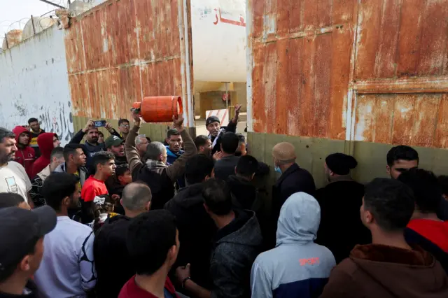 فلسطينيون يصطفون بطوابير طويلة لمحاولة الحصول على الغاز