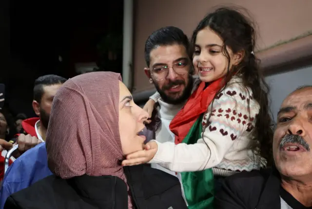 أسيرة محررة مع طفلتها