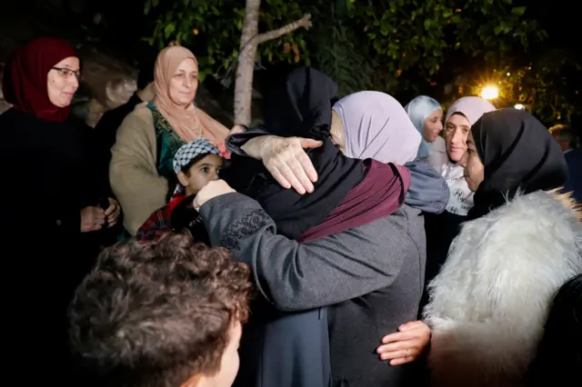 فرحة أهالي إحدى الأسيرات المفرج عنهم في الضفة الغربية