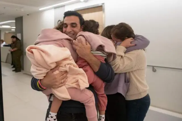 An sada' yar shekara biyu Aviv Asher, da 'yar uwarta Raz Asher ('yar wata hudu), and mahaifiyarsu Doron