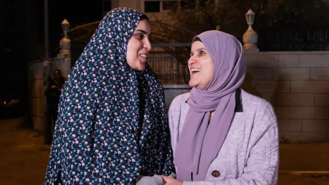 مرح بكير تلتقي بوالدتها بعد إطلاق سراحها من السجون الإسرائيلي