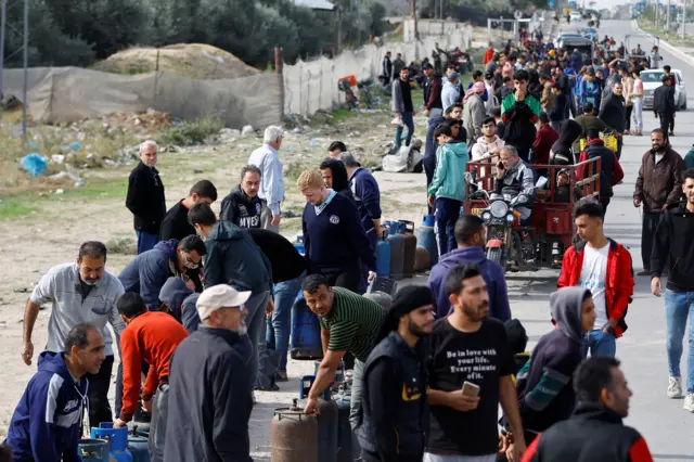 فلسطينيون يتجمعون لشراء الوقود خلال الهدنة المؤقتة بين حماس وإسرائيل، في رفح بجنوب قطاع غزة، 25 نوفمب/تشرين الثاني 2023.