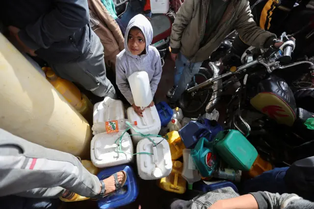 فلسطينيون يصطفون بطوابير طويلة لمحاولة الحصول على الوقود