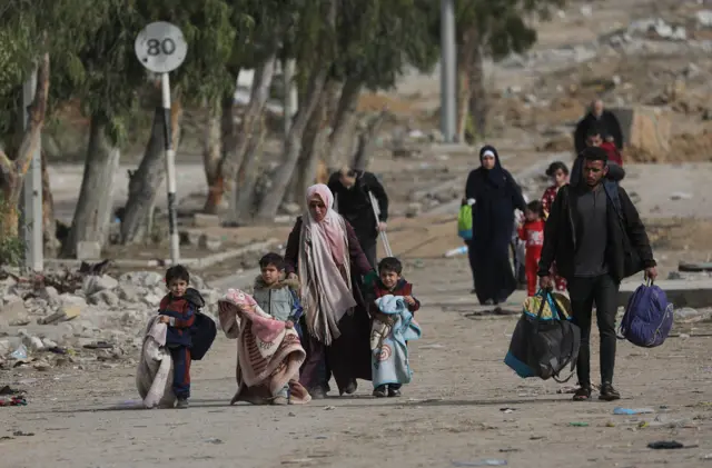 نازحون غزيون يعودون لمنازلهم أثناء الهدنة