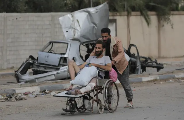 نازحون غزيون يعودون لمنازلهم أثناء الهدنة