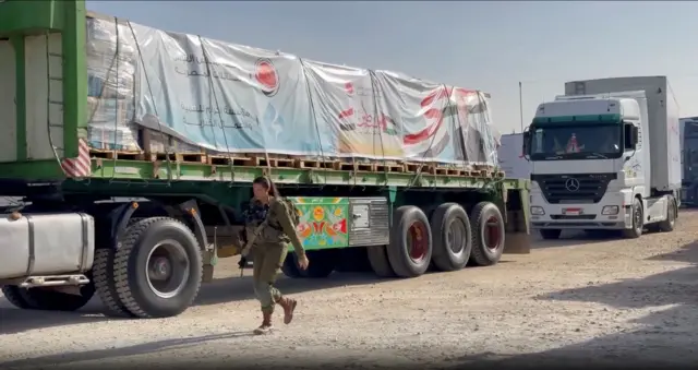 دخول شاحنات المساعدات إلى غزة عبر معبر رفح