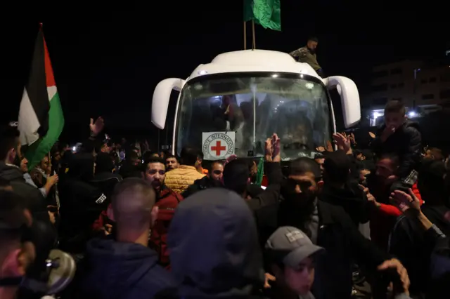 حافلة تحمل الأسرى الفلسطينيين المفرج عنهم ضمن صفقة حماس وإسرائيل