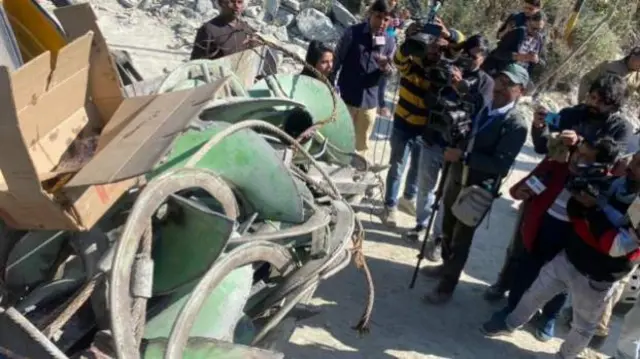 सुरंग में ख़राब हुई ऑगर मशीन