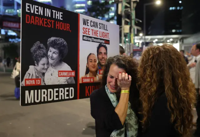 جانب من مظاهرة تطالب الحكومة بالتوقيع على اتفاق مع حماس للإفراج عن الرهائن