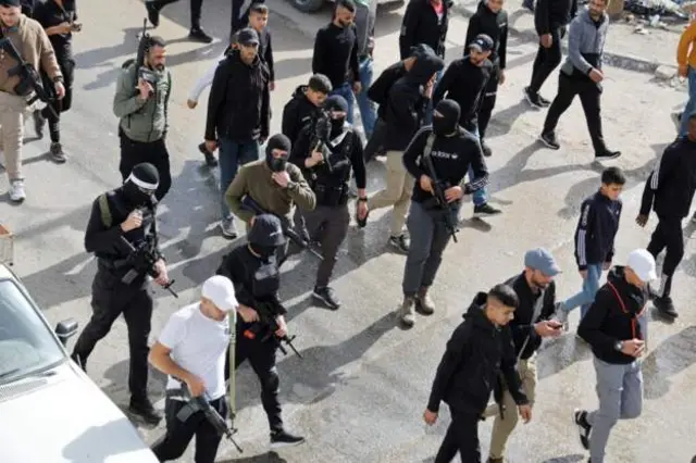 عکسی از مردان مسلحی که در تشییع جنازه کشتهشدگان حمله اسرائیل به جنین حضور داشتند
