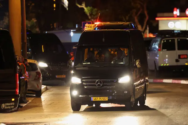 صورة لرهائن إسرائيليين وهم في طريقهم إلى إسرائيل بعد أن أطلقت حماس سراحهم