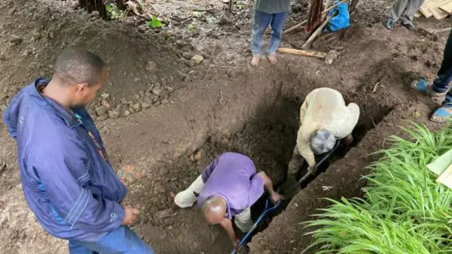 Kaburi la Clemence Mtenga likichimbwa