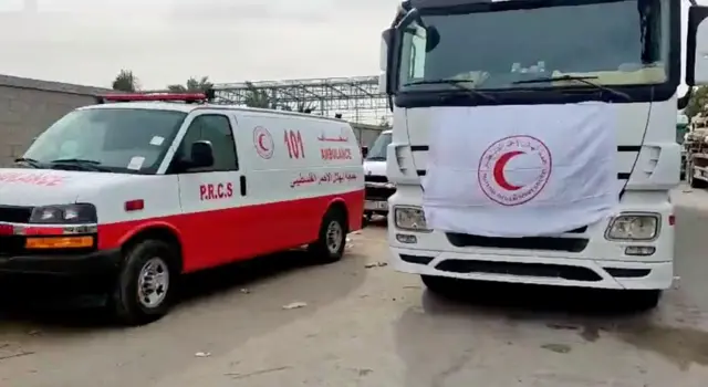 شاحنات محملة بالمساعدات الإنسانية تسلمتها جمعية الهلال الأحمر الفلسطيني