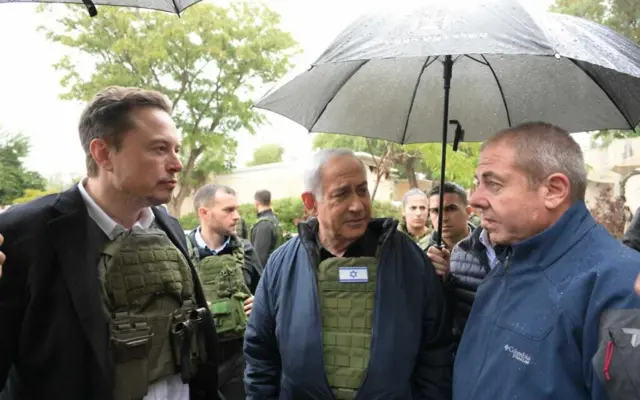 Илон Маск и Биньямин Нетаньяху в кибуце Кфар Аза