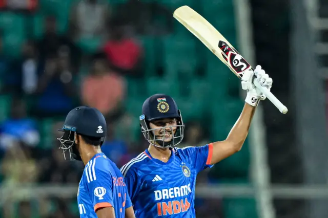 బ్యాట్‌తో అభివాదం చేస్తున్న యశస్వి జైస్వాల్