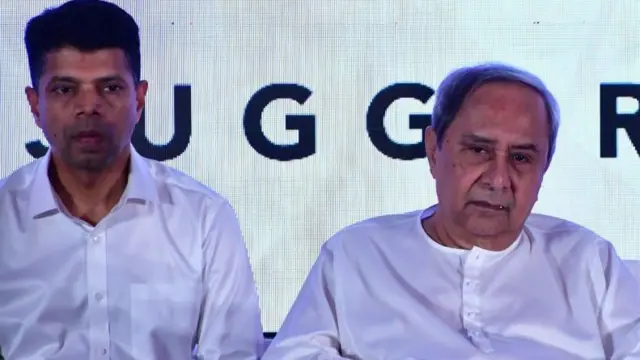 नवीन पटनायक  के साथ  वी कार्तिकेयन पांडियन