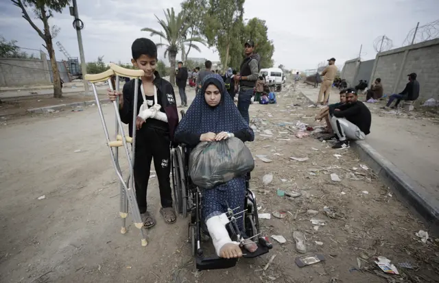 طفلان مصابان يعبران من شمال قطاع غزة إلى جنوب القطاع على طول طريق صلاح الدين