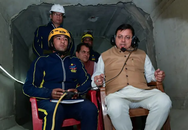 टनल में फंसे मजदूरों को निकालने के काम का जायजा लेते उत्तराखंड के मुख्यमंत्री पुष्कर सिंह धामी