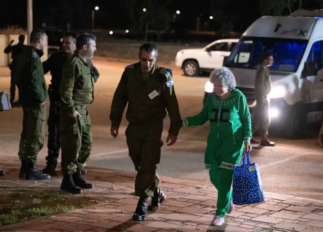 روثي موندر التي اختطفها مسلحون من حماس خلال هجوم 7 أكتوبر على إسرائيل، التقى بها أفراد من الجيش الإسرائيلي بعد إطلاق سراحها من قبل حماس