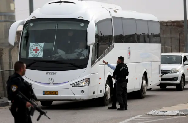 حافلة اللجنة الدولية للصليب الأحمر تصل إلى سجن عوفر العسكري في الضفة الغربية،